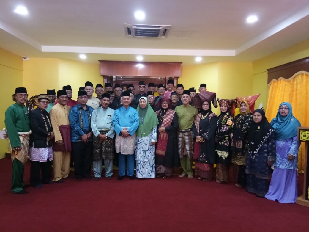 Foto Bersama rombongan kunjungan kebudayaan Pemprov Sumbar dengan para pejabat Negeri Sembilan, Malaysia
